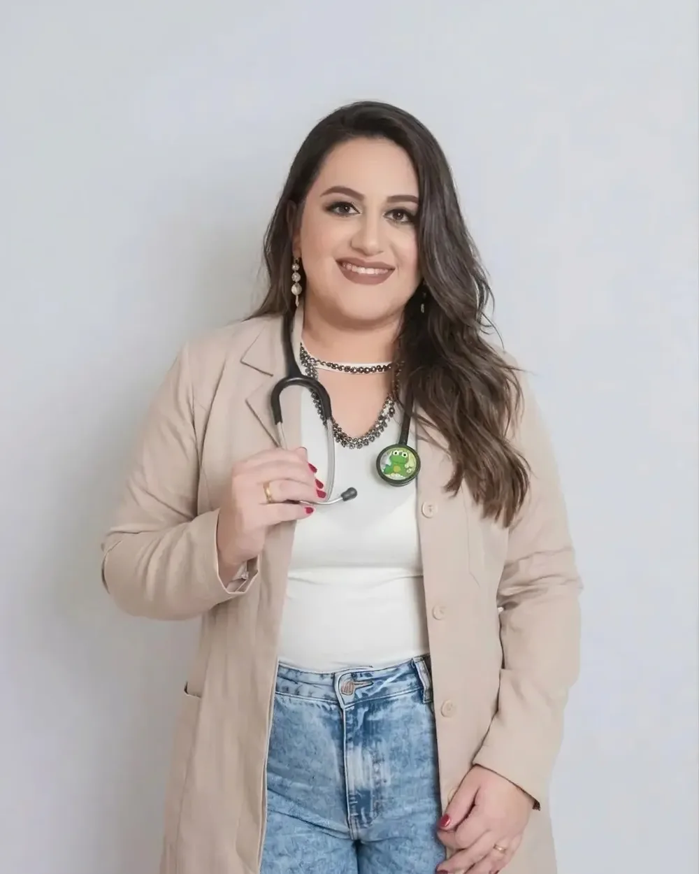 Tatyane Lepore, enfermeira neonatologista, de jaleco e estetoscópio